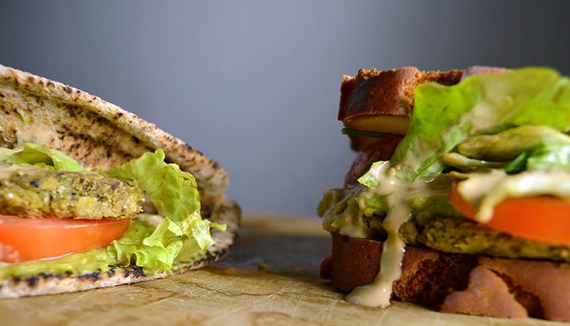 Hambúrguer de Falafel Sem Glúten com Maionese de Tahini e Creme de Abacate