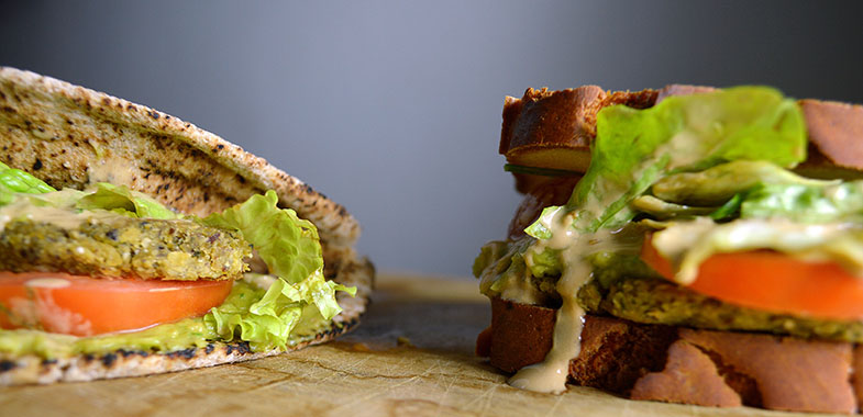 Hambúrguer de Falafel Sem Glúten com Maionese de Tahini e Creme de Abacate